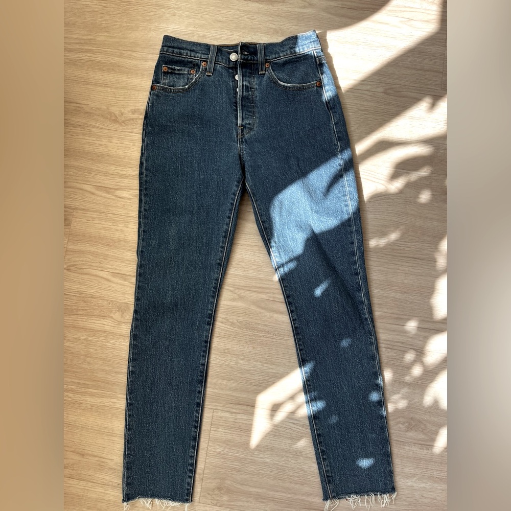 Dark-wash Levi’s 501 skinny jeans with raw hem